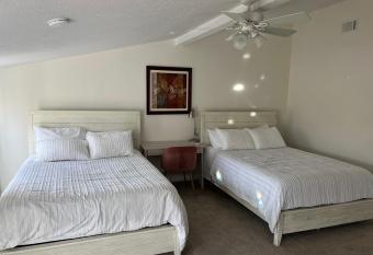 Large Bedroom With 2 Queen Bed allows 18 year olds to book a room