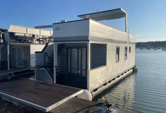 Floating sea house - PULA 1 has rooms with a private hot tub