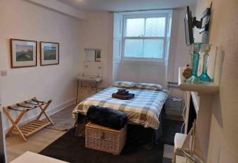 The Wee Room -Stay Where All St Andrews is on the Doorstep! allows 18 year olds to book a room