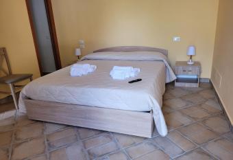 ALLOGGIO TURISTICO MAGNIFICO ALESSANDRO VALLE BERNARDO 04025 LENOLA LT CIR 19063 nei pressi di 04022 FONDI LT has Balcony rooms