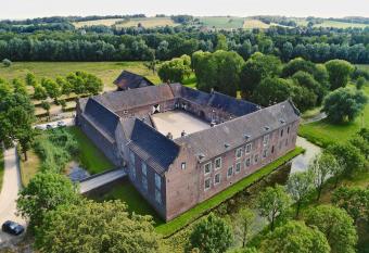 Terborgh Budget allows 18 year olds to book a room