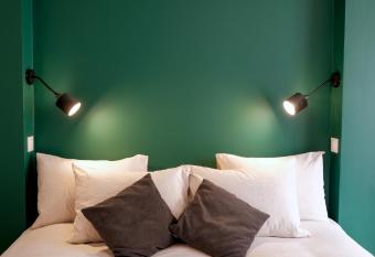 Domaine Labouroume has rooms with a private hot tub