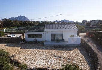 Anseong Gangsaengi House has rooms with a private hot tub