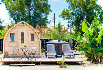 Nashira HOT TUB PISCINA SAUNA Y JARDIN allows 18 year olds to book a room