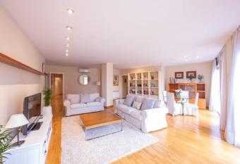 Figueres has Balcony rooms