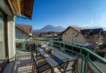 Les charmes du lac has Balcony rooms