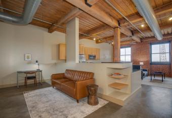 Spacious Fully Equipped Downtown 1BR 2BA - 5min to Arch has Balcony rooms