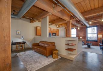 Spacious Fully Equipped Downtown 1BR 2BA - 5min to Arch has Balcony rooms