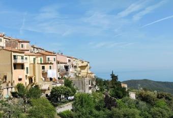 Monolocale Poggio allows 18 year olds to book a room