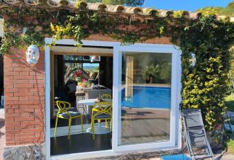 Studio Lu  a et sa piscine allows 18 year olds to book a room