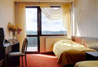 MSG LLC & ORLE GNIAZDO has rooms with a private hot tub