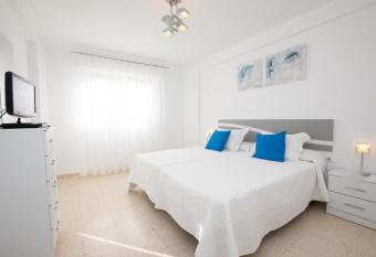 Apartamento Pancho Nerja allows 18 year olds to book a room