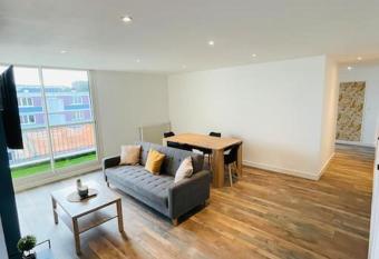 Appartement spacieux et lumineux has Balcony rooms