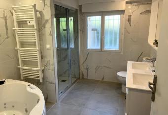 Un moment de d  tente Maison avec baln  oth  rapie . has rooms with a private hot tub