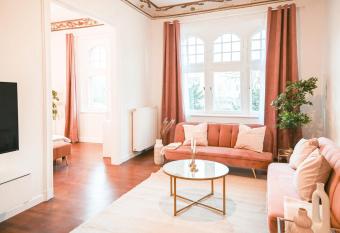 120qm Denkmal Apartment in Krefeld mit Stuck und Balkon - BEUYS Apartments - Krefeld has Balcony rooms