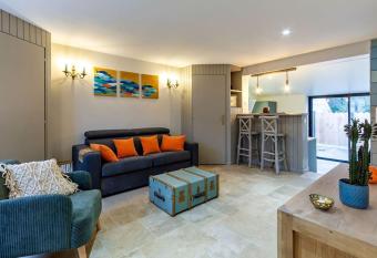 C  urs en Bay allows 18 year olds to book a room