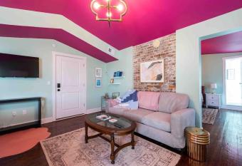 Juleps And Lilies Germantown 1 Bedroom Apartment **FREE PARKING** allows 18 year olds to book a room