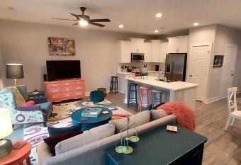 Color Your Stay Townhome Sleeps 8 #10 has Balcony rooms