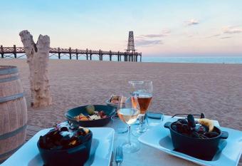 Les Voiles Blanches T2 luxe    100m de la plage allows 18 year olds to book a room