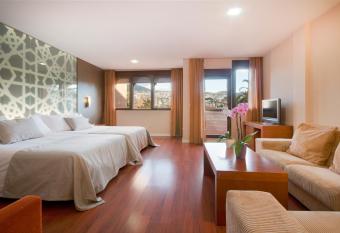 Hotel Granada Palace allows 18 year olds to book a room