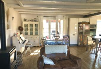 Maison familiale avec piscine et jardin allows 18 year olds to book a room