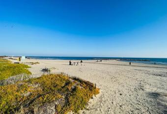 Perle rare acces direct a la plage has Balcony rooms