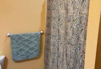 Beach Casita - Allyn Inn has rooms with a private hot tub