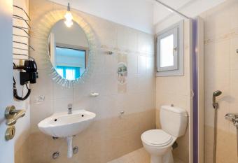 Ellinon Thea Boutique Hotel has rooms with a private hot tub