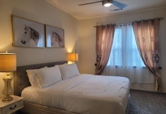 8820 Westheimer rd has rooms with a private hot tub