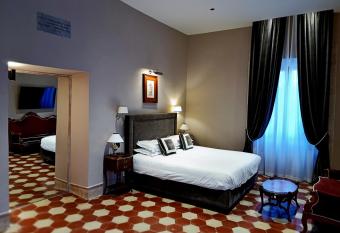 Palazzo Papa Gregorio XVI has rooms with a private hot tub