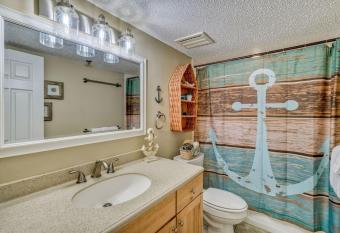 Surf Dweller 711, Beachfront Penthouse has Balcony rooms