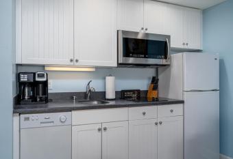 Harbour House at the Inn 210 has Balcony rooms