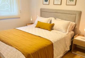 Los Vascos has Balcony rooms