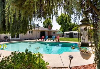 The island getaway 3 allows 18 year olds to book a room