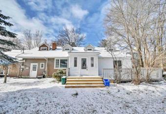 3 bedroom House steps to the lake! allows 18 year olds to book a room