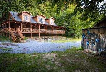 Wooded cabin on 47ac. Pvt trails. 17 mins to GSMNP has Balcony rooms