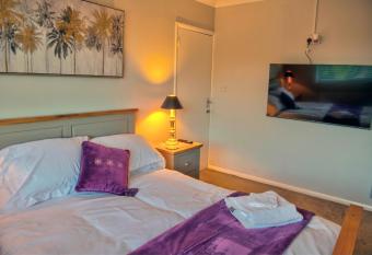 Oakland allows 18 year olds to book a room