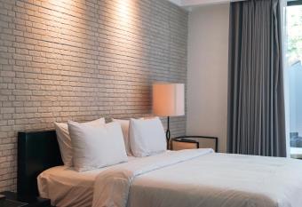 Jefna Dos Villa allows 18 year olds to book a room