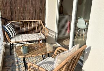 Apartment with terrace near the city center Antibes allows 18 year olds to book a room