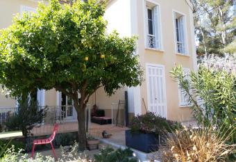 Villa les Lys 2 has Smoking/Balcony rooms