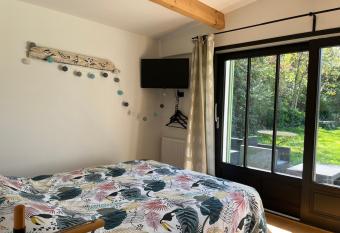 Le P   tit Bois Dor   allows 18 year olds to book a room