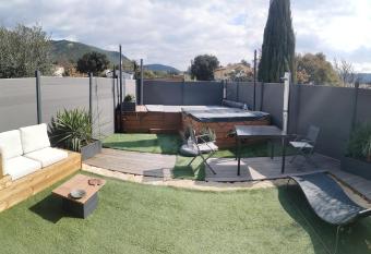 paradis pour deux allows 18 year olds to book a room