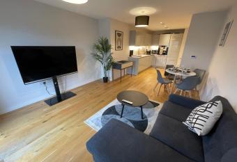 Stunning 2-Bed Harbourside Apartment in Bristol has Balcony rooms