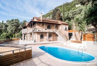 SEVEN KEYS Luxury Suites has Balcony rooms