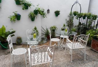 Hospeder  a Luis de G  ngora allows 18 year olds to book a room