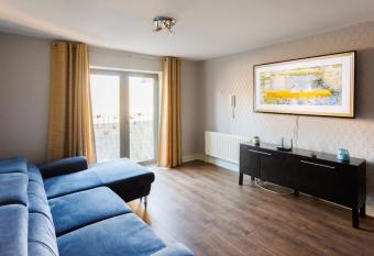 Modern 2 bedroom Apartment with Balcony allows 18 year olds to book a room