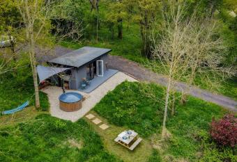 Lakeside Eco Lodge-  Heron  has rooms with a private hot tub