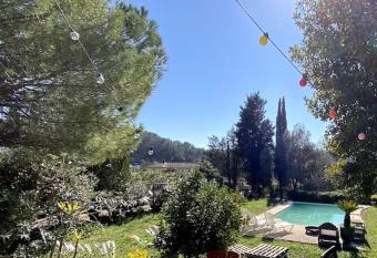 Spacious studio, swimming pool access & garden allows 18 year olds to book a room