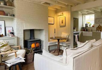 Country-style cottage in Bridge allows 18 year olds to book a room