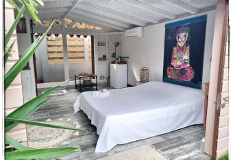 LA CABANE D artiste allows 18 year olds to book a room